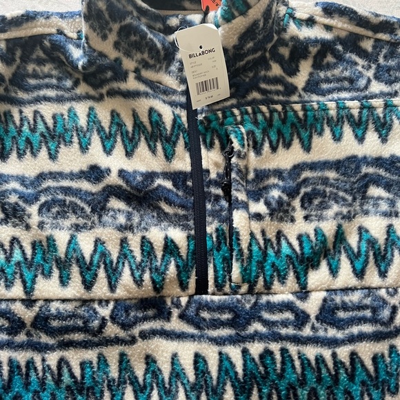An awesome beautiful mountain print heavy weight pullover from Billabong. - Picture 4 of 7